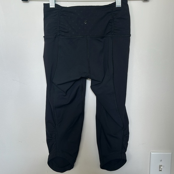 Lululemon Women's Capri Leggings Pants Size 4 Black Faded Polka Dot 14.5” Inseam - Picture 3 of 10